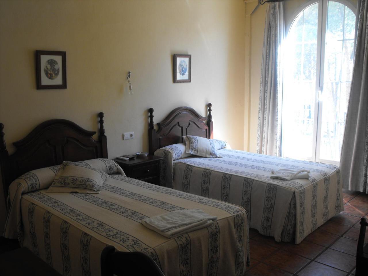 Hostal Nicol'S Hotel Luque Bagian luar foto