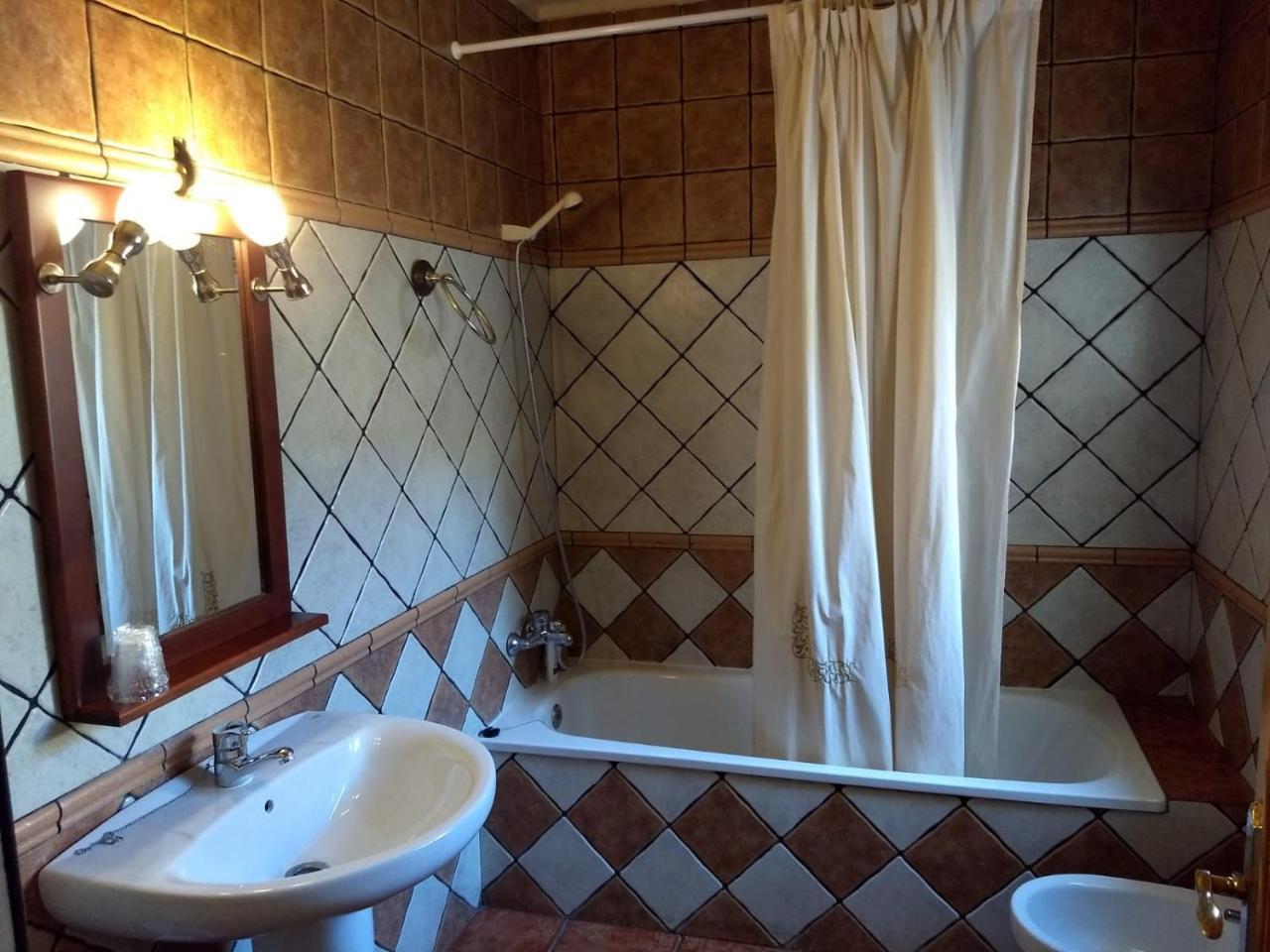 Hostal Nicol'S Hotel Luque Bagian luar foto