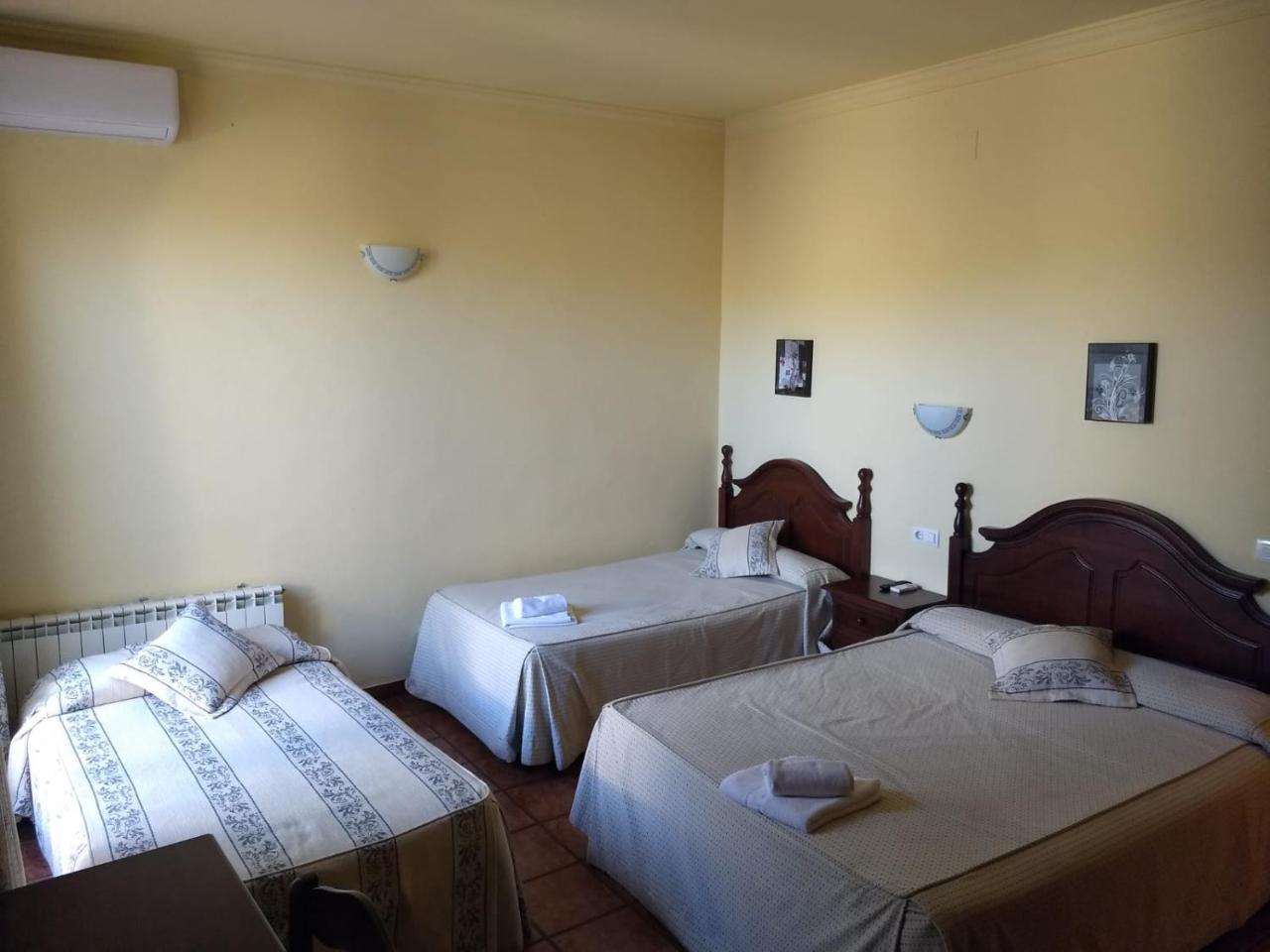 Hostal Nicol'S Hotel Luque Bagian luar foto